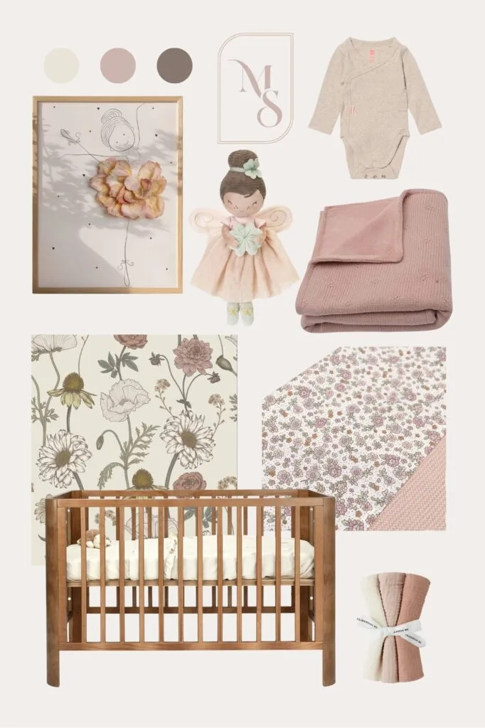 Babykamer in oudroze en beige tinten met bloemenbehang, afgerond ledikantje, elfenknuffel en vintage details.